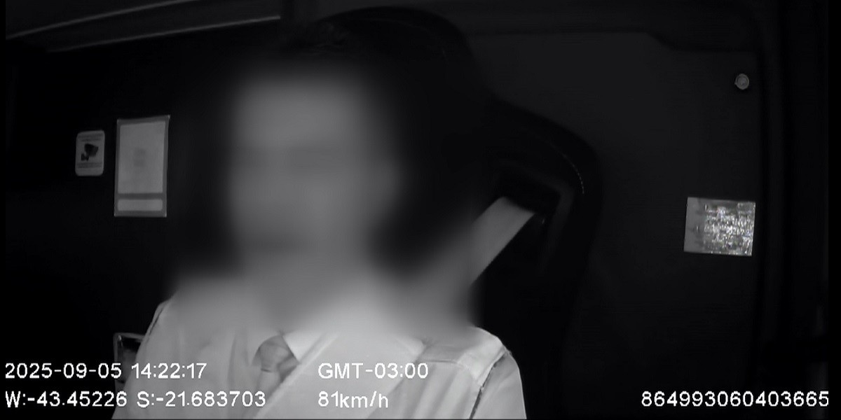Vídeo mostra motorista de ônibus de viagem bocejando antes de cochilar ao volante e causar acidente que matou 4 pessoas na BR-040, em Juiz de Fora