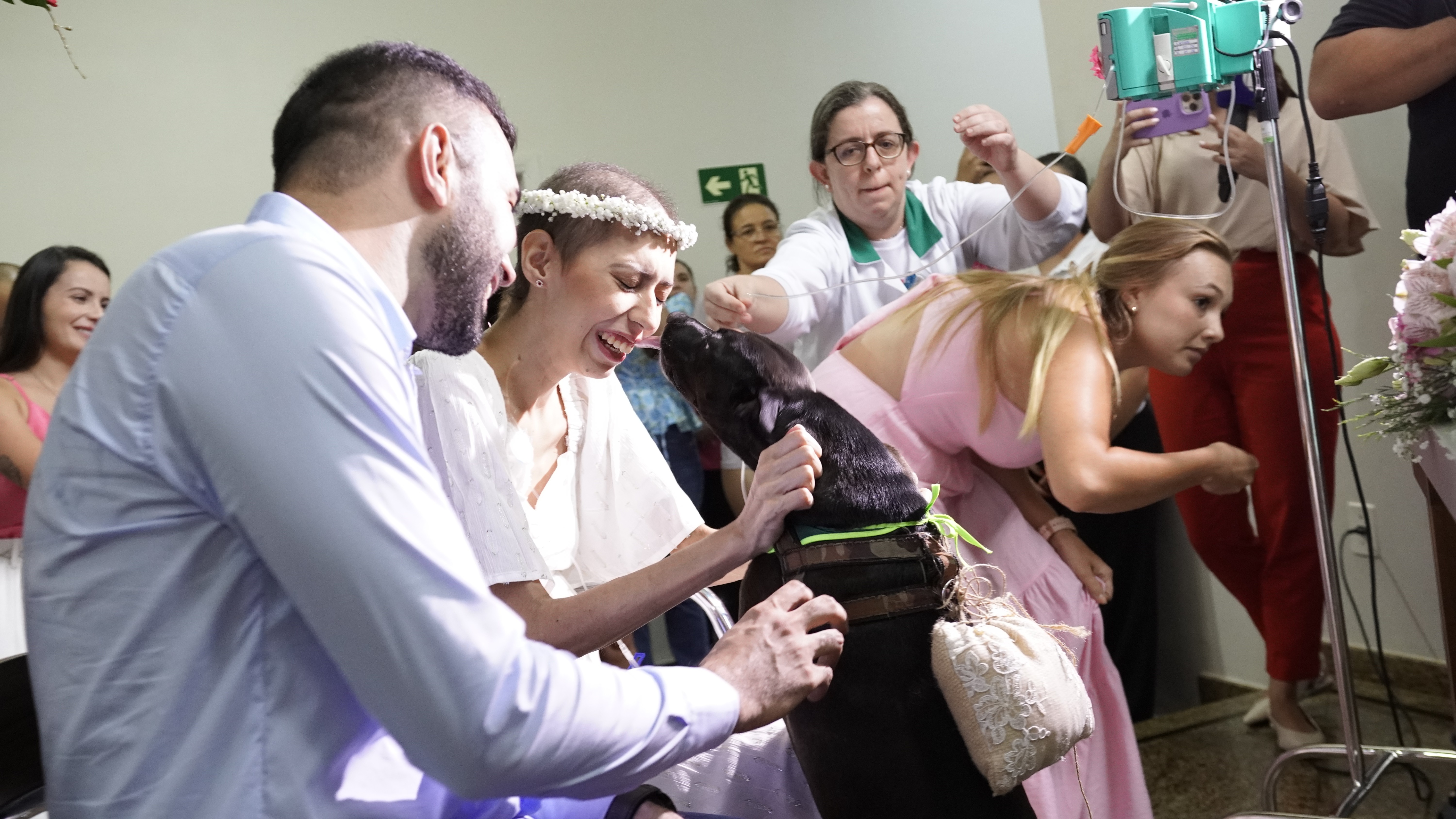 VÍDEO: Paciente em tratamento de câncer ganha festa surpresa em hospital com visita de pet e benção de noivado no PR