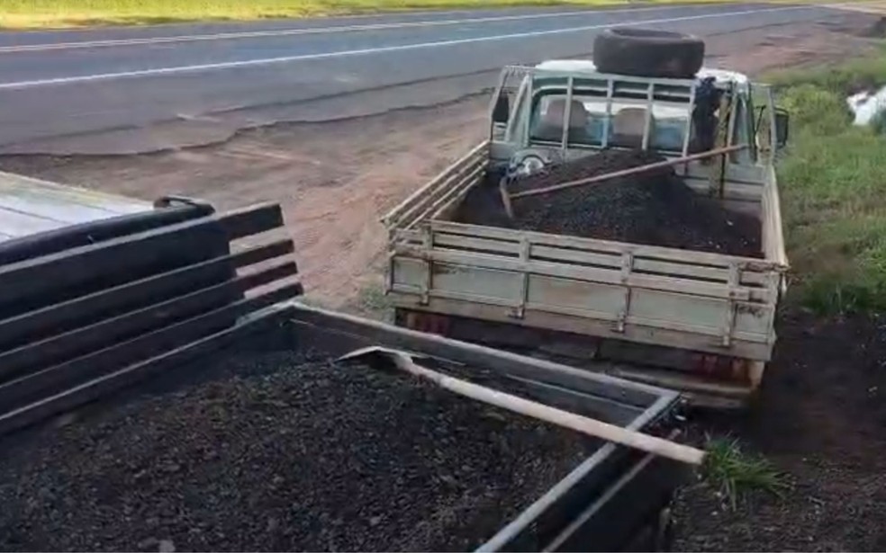 Homens s&atilde;o presos suspeitos de tentar furtar res&iacute;duos de asfalto em Jales (SP) &mdash; Foto: Divulga&ccedil;&atilde;o / Pol&iacute;cia Rodovi&aacute;ria Estadual