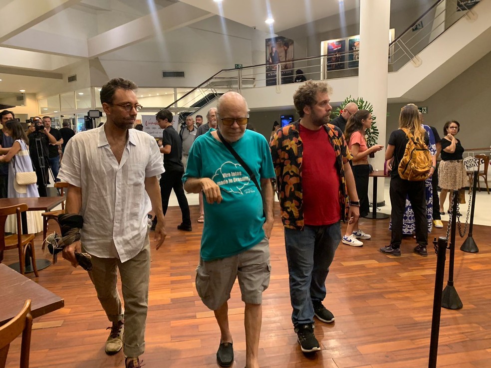 Ator Tonico Pereira entre Thomaz e João Velho, filhos de Paulo César Pereio — Foto: Maria Eduarda Barbosa / g1