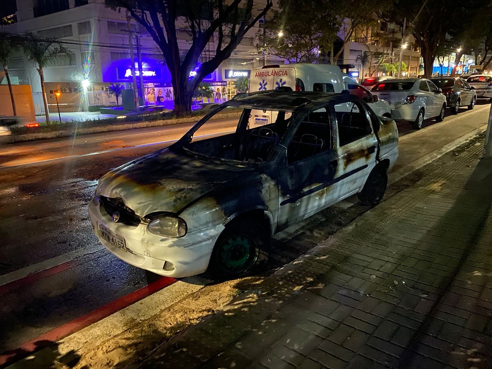 O carro ficou destruído após pegar fogo na Avenida Salgado Filho, em Natal — Foto: Geraldo Jerônimo