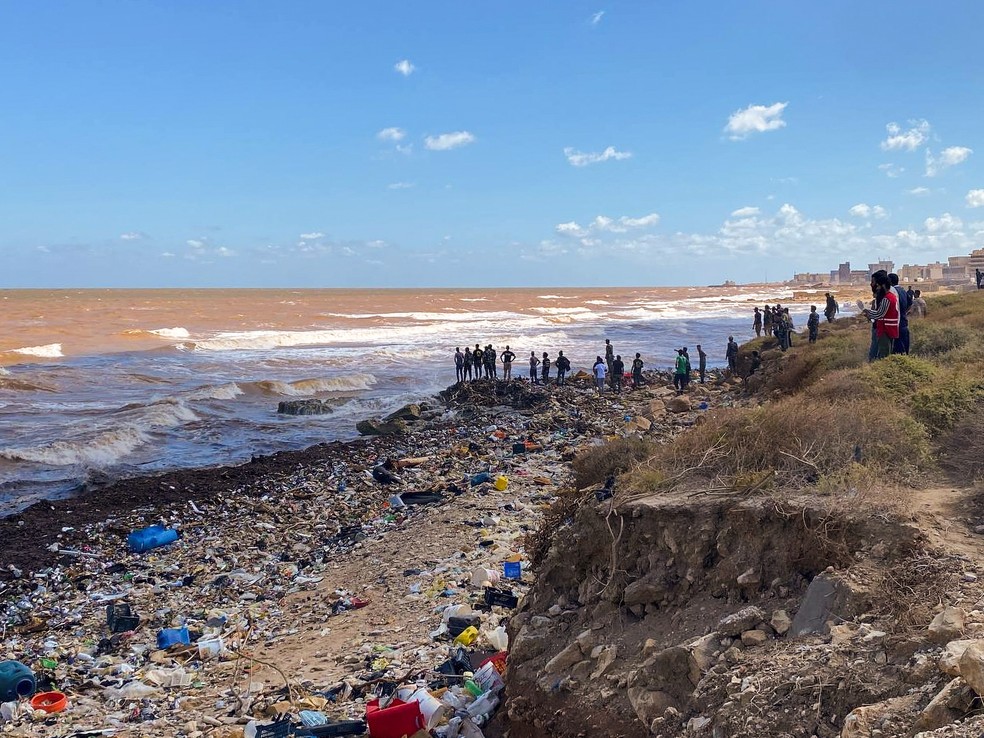 Praia com escombros e restos das enchentes é registrada na cidade de Derna, na Líbia, em 13 de setembro de 2023 — Foto: Esam Omran Al-Fetori/REUTERS
