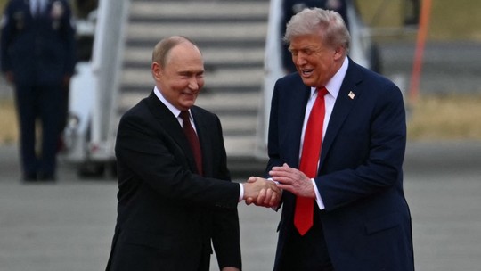 Trump incentiva Zelensky a ceder territórios pelo fim da guerra: 'A Rússia é uma potência, e eles não são' - Putin propôs ceder territórios ocupados se Kiev entregar Donetsk e Lugansk durante encontro com o presidente Trump; UE condenou alterações forçadas no território ucraniano.