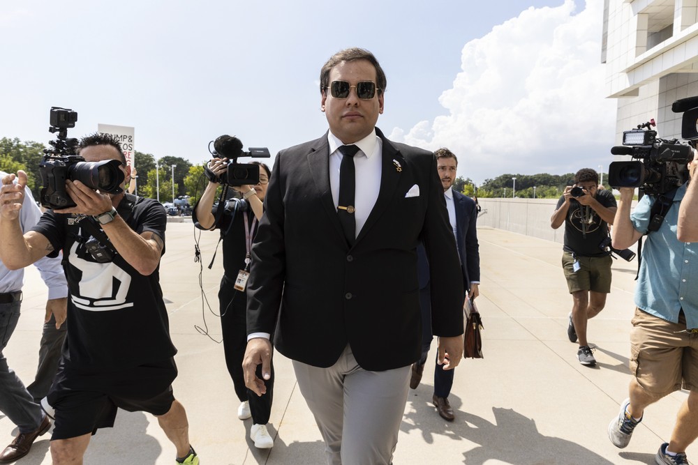 Plataforma de previsões denuncia George Santos por apostar contra a própria presença em evento oficial