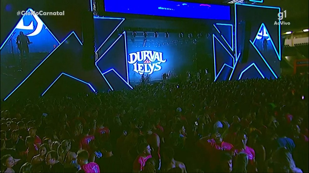 Durval Lelys agita foliões no palco do Carnatal — Foto: Reprodução