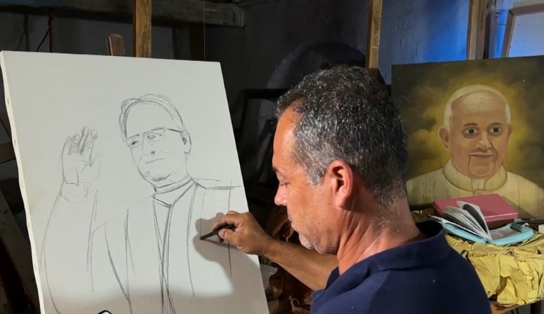 Pintura de Leão XIV começa a ser feita em igreja do interior de SP que tem imagens de todos os papas no teto