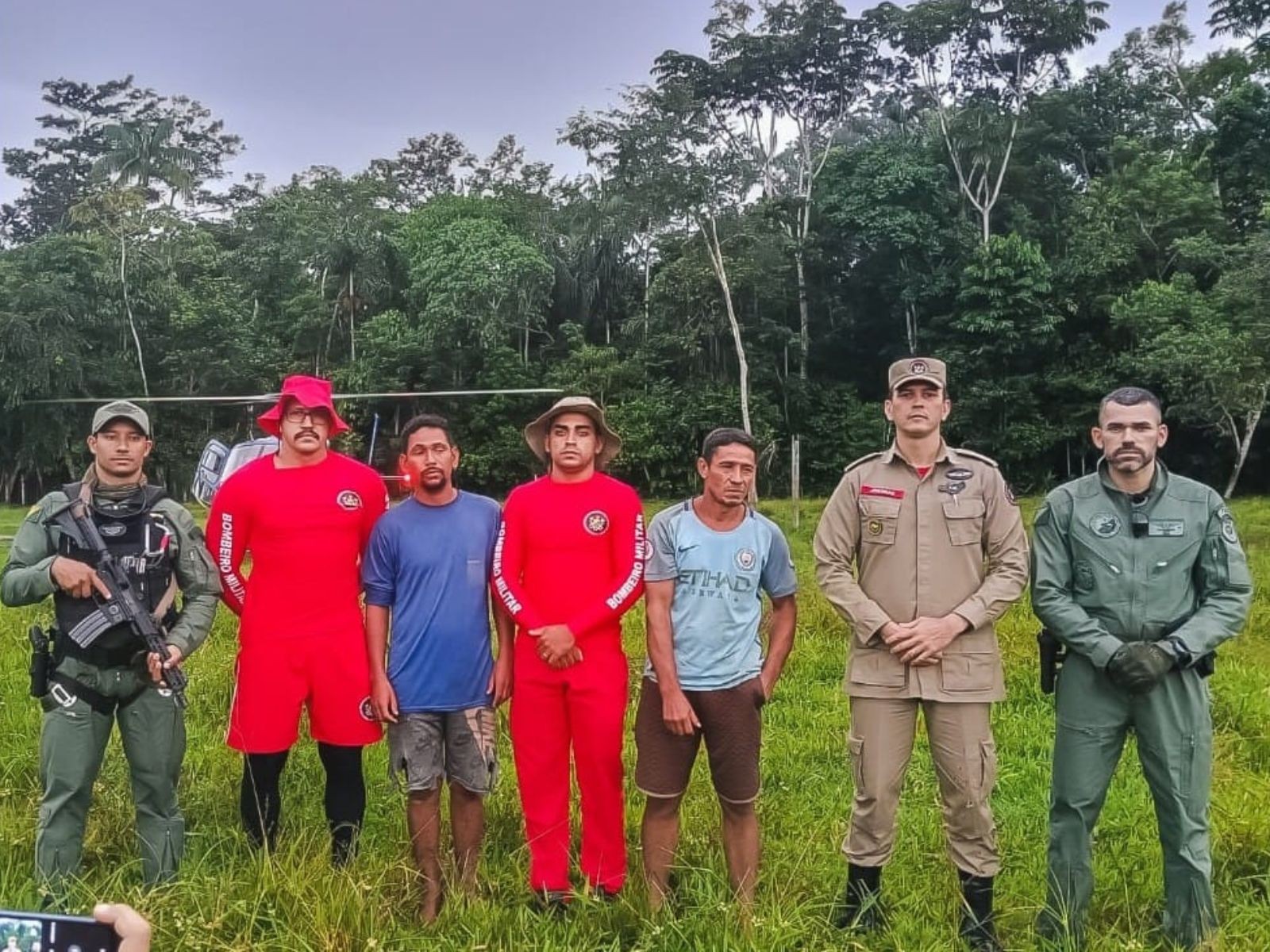 Caçadores que se perderam em mata no Acre são resgatados de helicóptero após quatro dias 