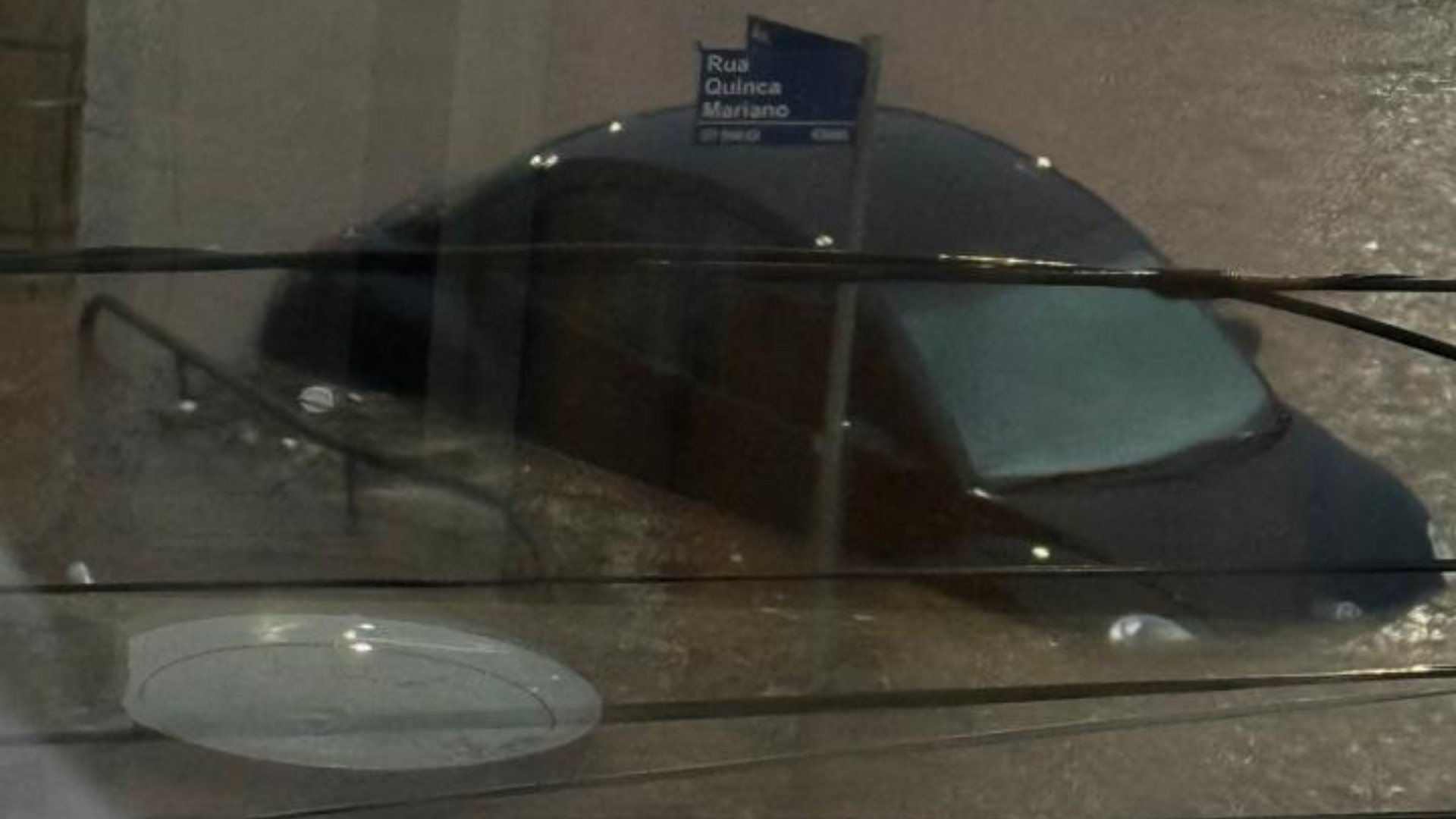 Rodovia interditada, nuvem de poeira e alagamentos: Vento e chuva causam estragos em cidades de MG; vídeo