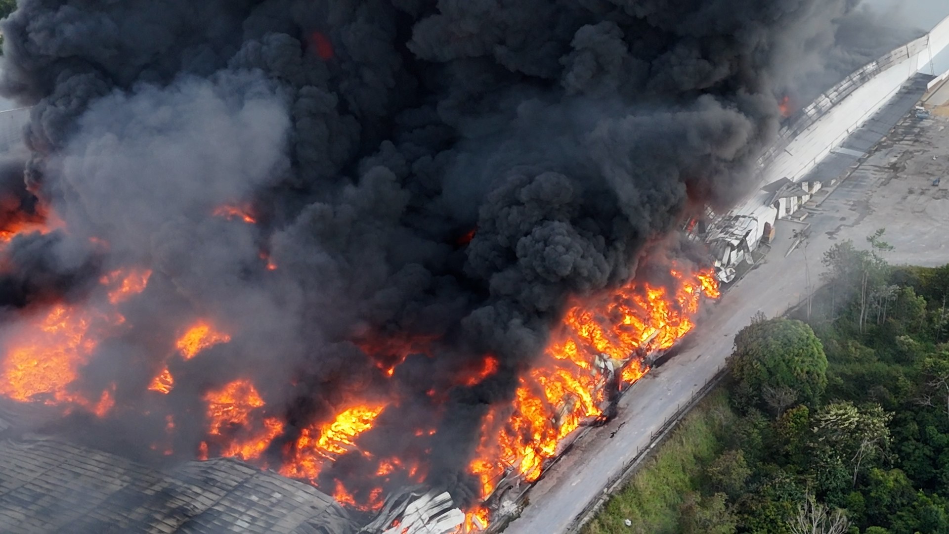 Incêndio em fábricas da Zona Leste resiste à chuva e segue ativo em Manaus; VÍDEO