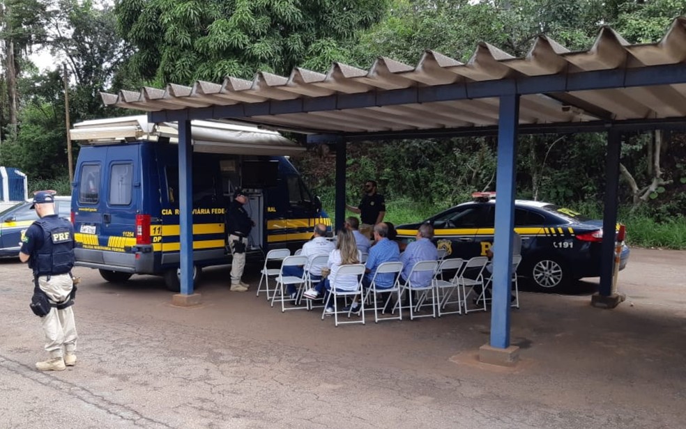 Carro de luxo é flagrado a 195 km/h em rodovia de Goiás; vídeo