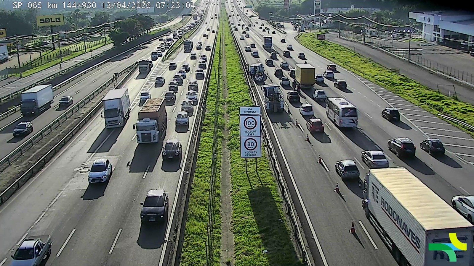 Motoclista fica ferido após bater em carro na Rodovia D. Pedro I, em Campinas