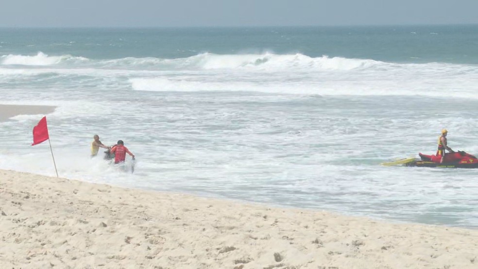 Praia do Recreio dos Bandeirantes, na Zona Oeste do Rio, com bandeira vermelha — Foto: Reprodução
