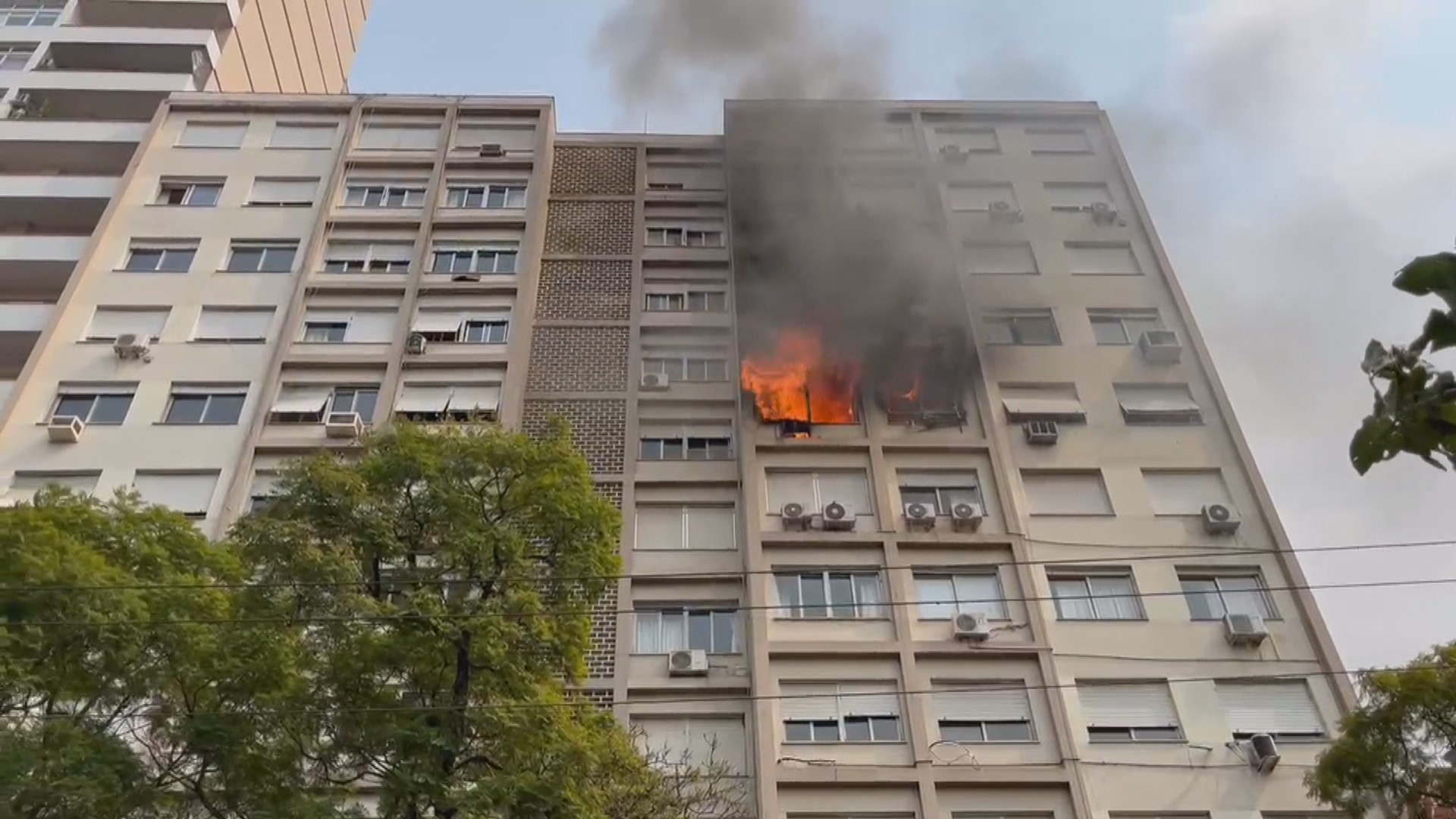 VÍDEO: incêndio atinge apartamento no Centro de Porto Alegre 