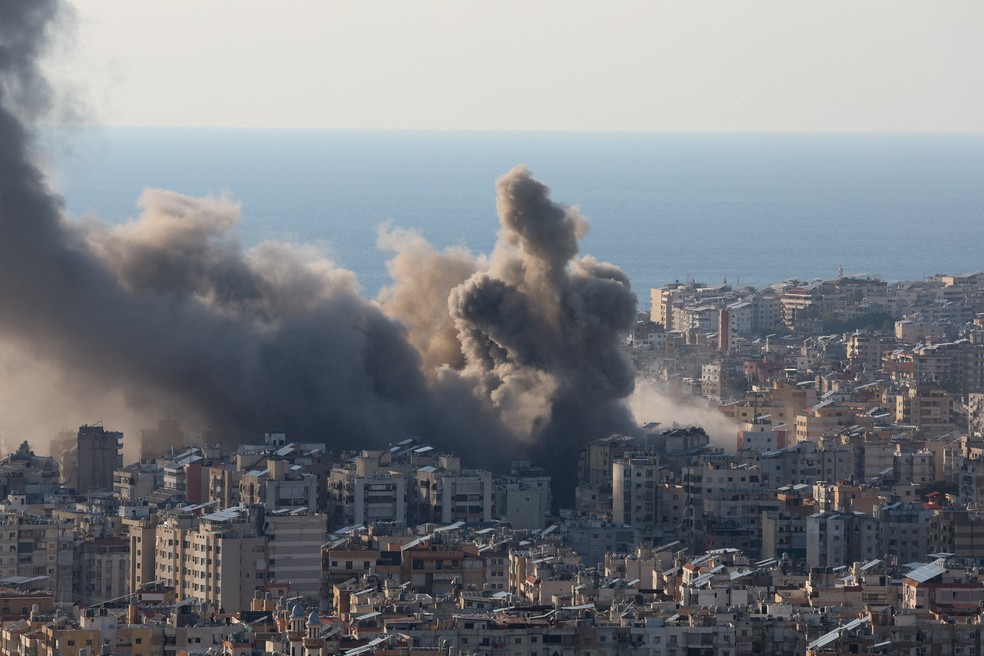 Fumaça e poeira se elevam após um ataque israelense aos subúrbios do sul de Beirute, na sequência de uma escalada entre o Hezbollah e Israel em meio ao conflito entre os EUA e Israel com o Irã e o Líbano. — Foto: Mohamed Azakir/Reuters