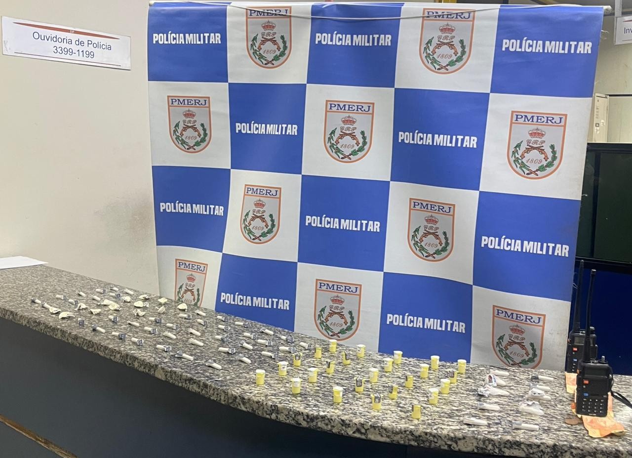 Adolescentes são apreendidos com drogas e rádios transmissores em Barra Mansa