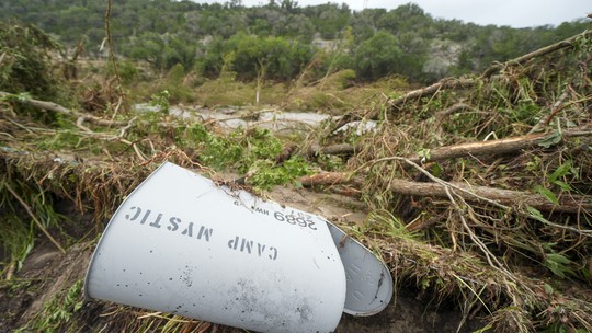 Governador do Texas relata visita a local atingido por enchente e promete seguir com buscas até que cada menina seja encontrada - Região do Rio Guadalupe, no estado norte-americano, foi tomada por uma forte cheia nesta sexta-feira (4). Ao menos 52 pessoas morreram e 27 meninas estão desaparecidas.