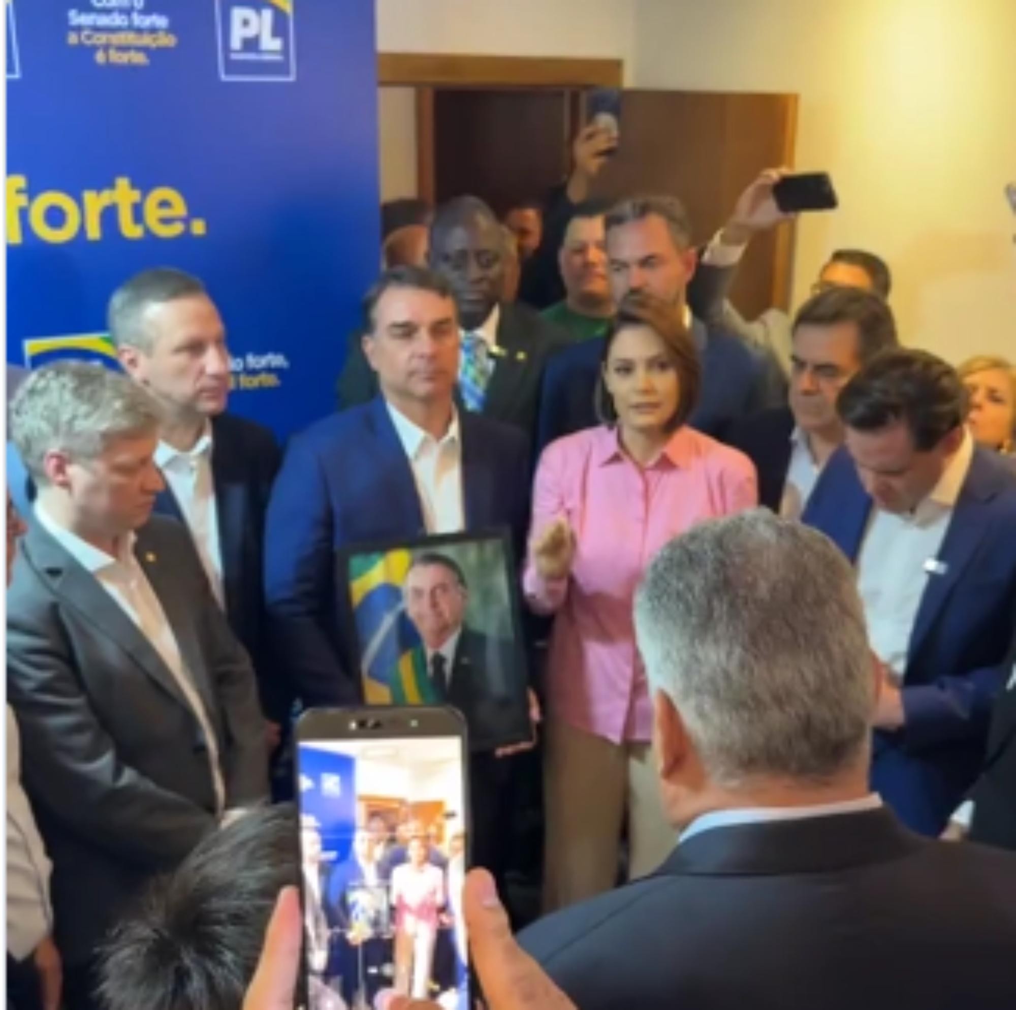 Cúpula da campanha de Flávio Bolsonaro comemora fala de Michelle ao dizer que crise é 'página virada'
