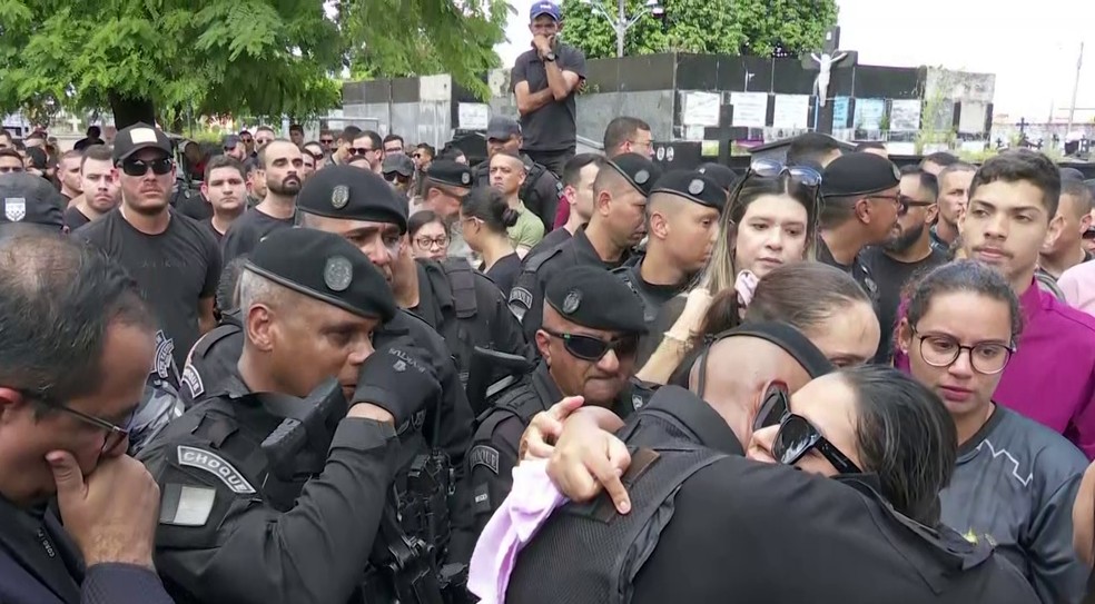 Policial militar da PB morto no Tocantins recebeu homenagens no enterro realizado em João Pessoa — Foto: Reprodução/TV Cabo Branco