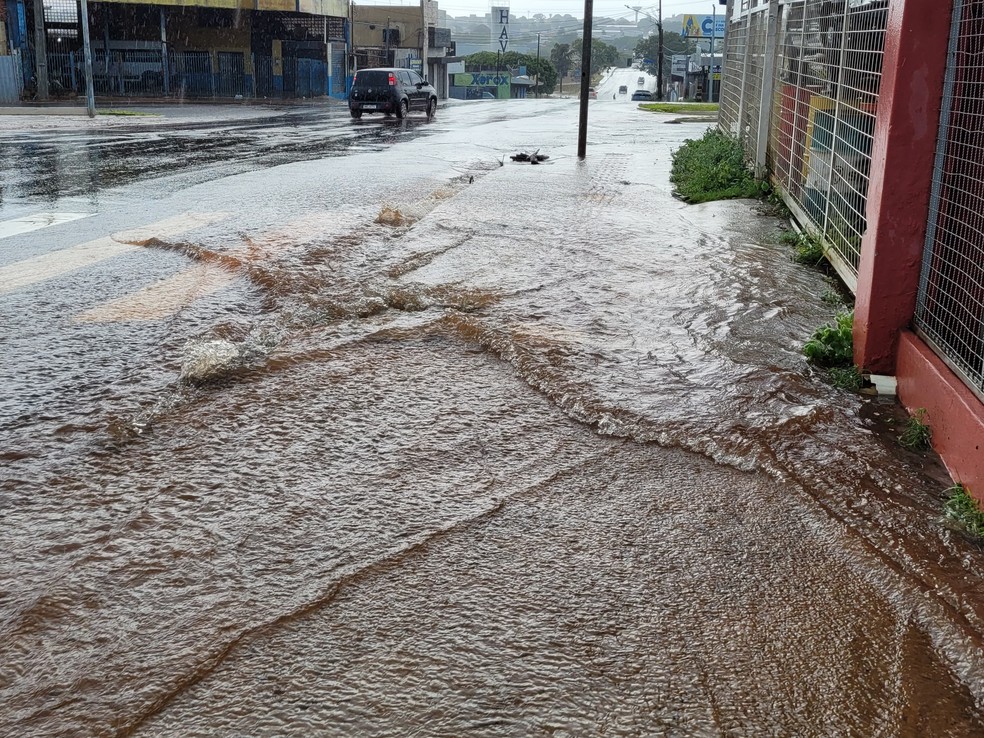 Vários pontos de Campo Grande ficaram alagados. — Foto: Ariovaldo Dantas