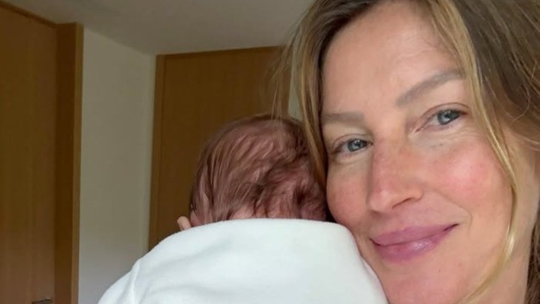 Gisele Bündchen posa com seu filho mais novo pela primeira vez nas redes sociais - O bebê é fruto do relacionamento da modelo com lutador Joaquim Valente, e o terceiro filho de Gisele. Ela já é mãe Benjamin Rein, de 14 anos, e Vivian Lake, de 11.