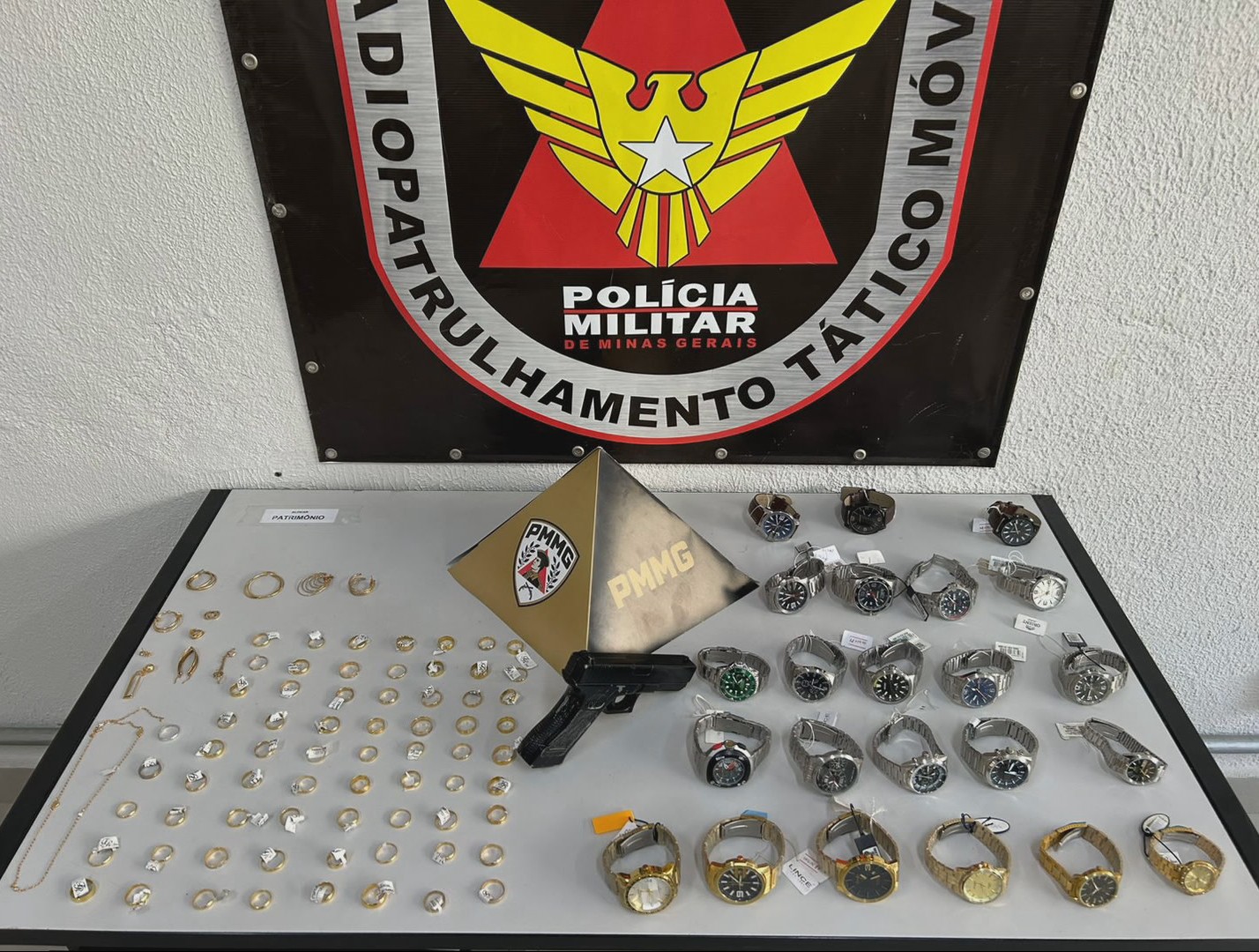 Homem é preso após render funcionários, roubar joalheria e fugir pela linha férrea em Betim