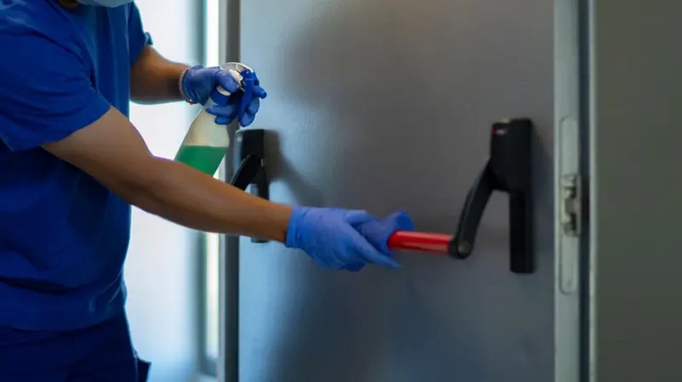 Oceanógrafo brasileiro que trabalha fazendo limpezas em um hotel — Foto: Getty Images