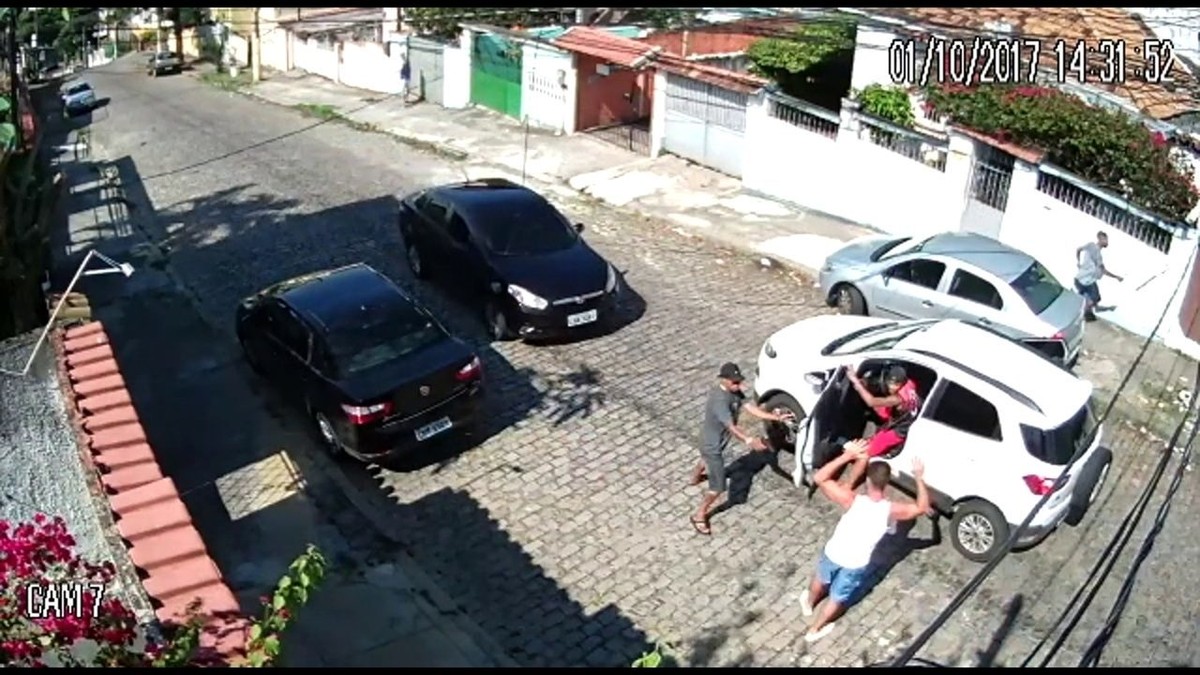 Imagens mostram criminosos armados roubando motorista na Zona Norte do ...