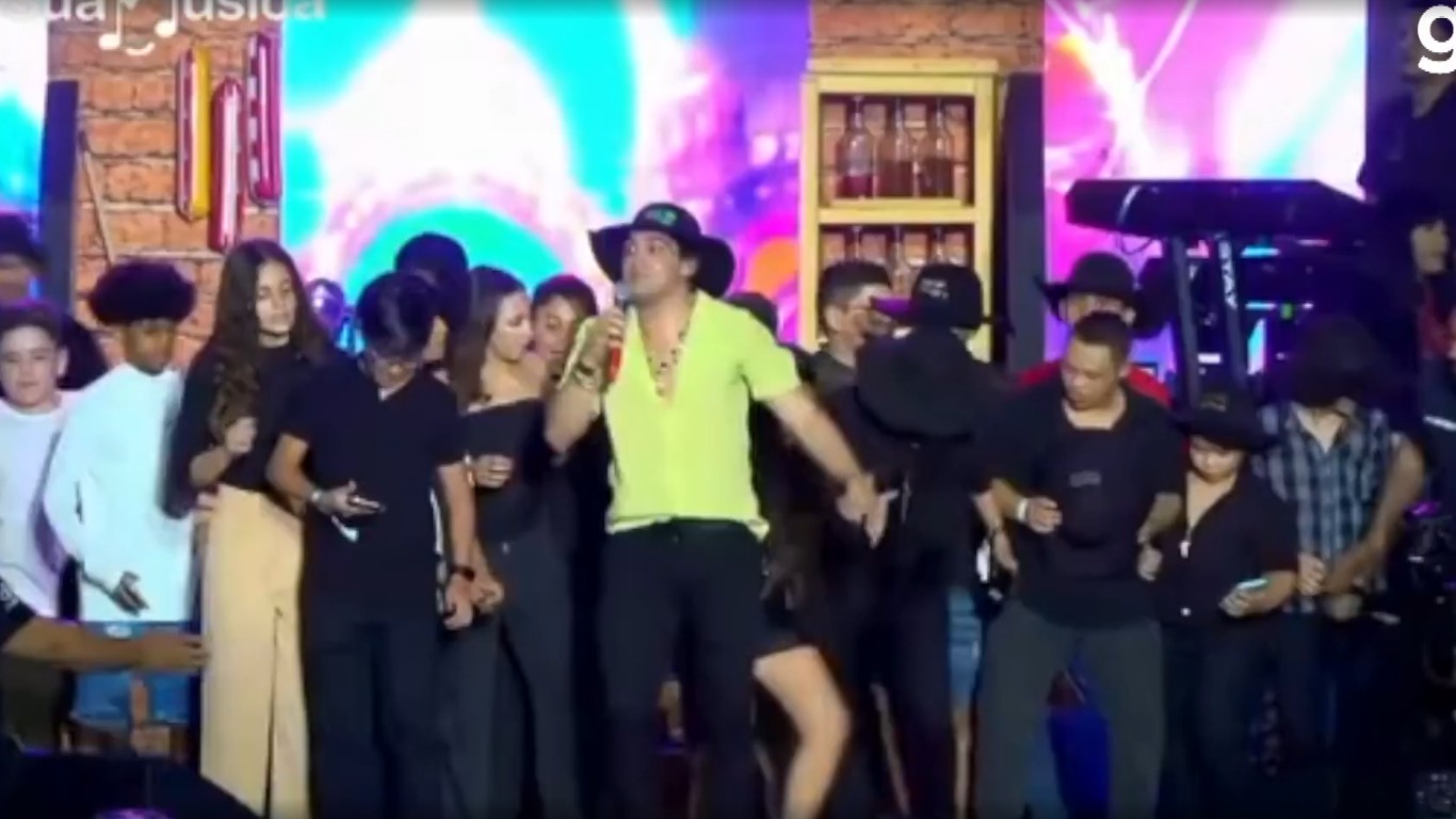 Natanzinho Lima convida fãs mirins para dançar no palco do São João de Caruaru; VÍDEO