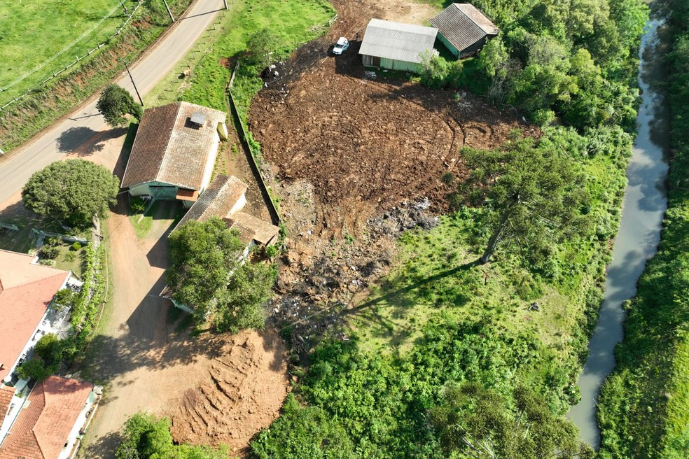Prefeitura é multada por cometer crimes ambientais com máquinas públicas em propriedade particular, no Paraná — Foto: IAT