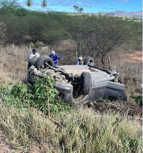 Bebê de um ano morre e outras pessoas ficam feridas após carro capotar, na PB-238, no Cariri da PB 
