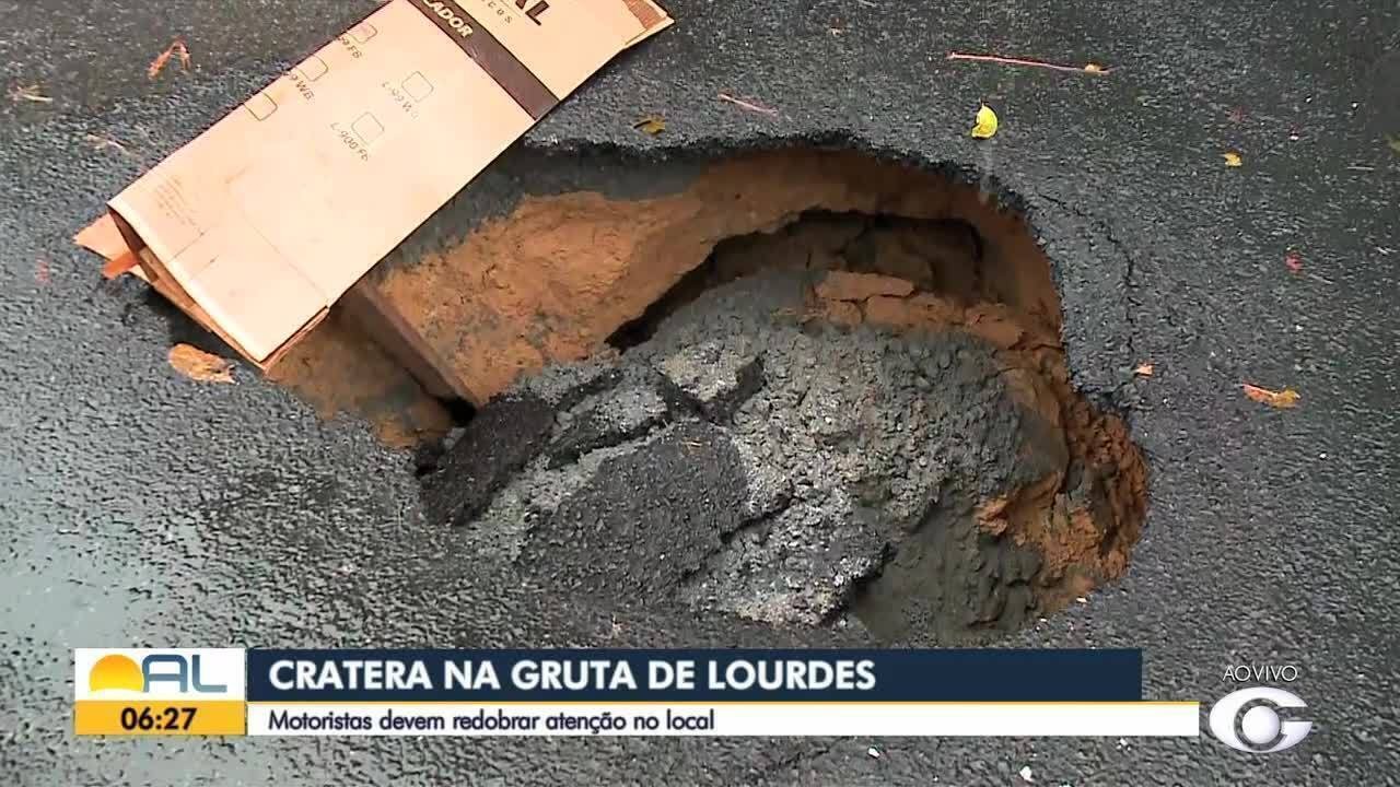 Crateras se abrem após fortes chuvas na Gruta de Lourdes, em Maceió | G1