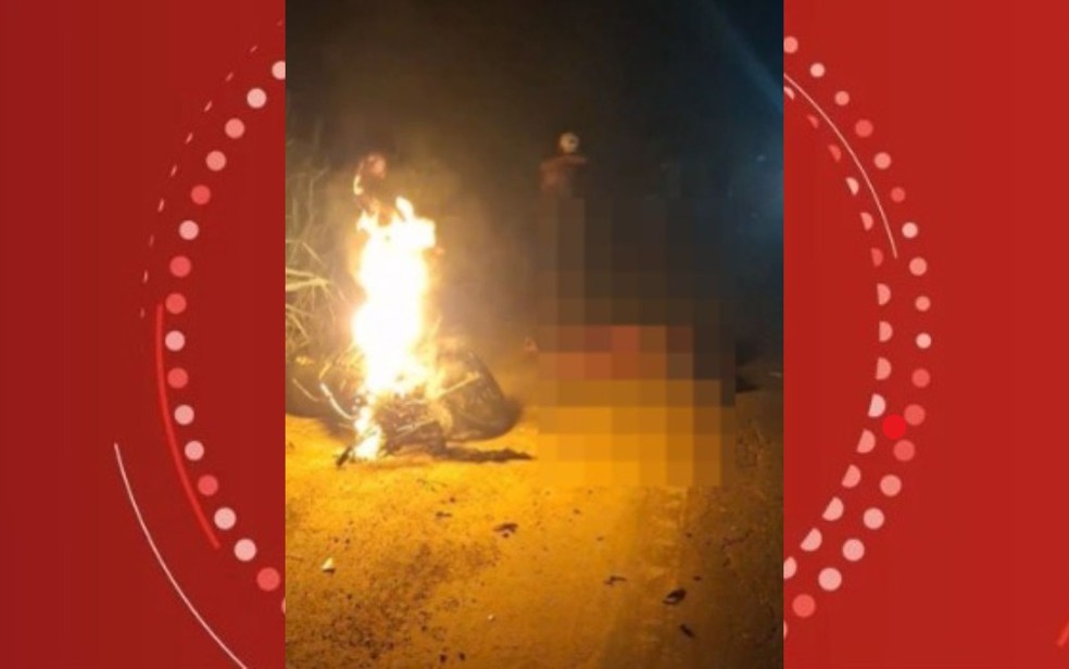 Motocicleta em que homem conduzia pegou fogo após colidir com caminhonete em Santo Antônio de Jesus — Foto: Redes Sociais