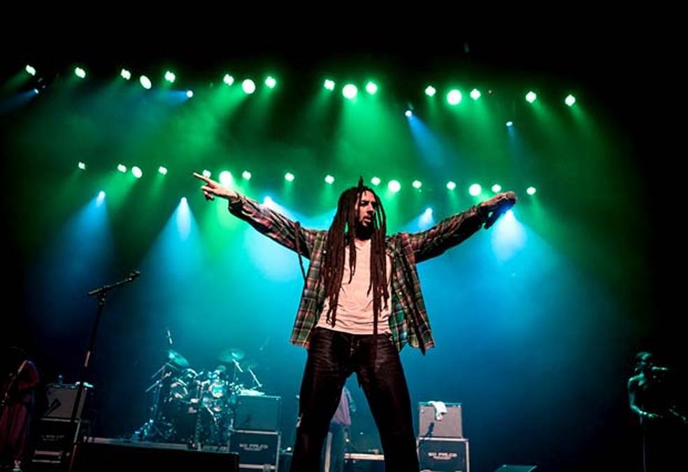 O músico Julian Marley com a banda The Wailers no palco — Foto: Divulgação