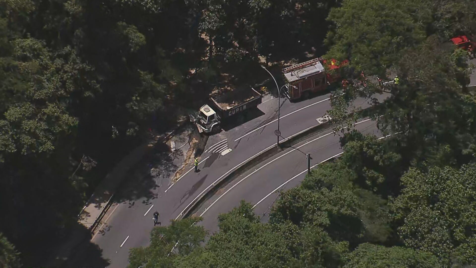 Caminhão tomba e interdita pista da Autoestrada Grajaú-Jacarepaguá