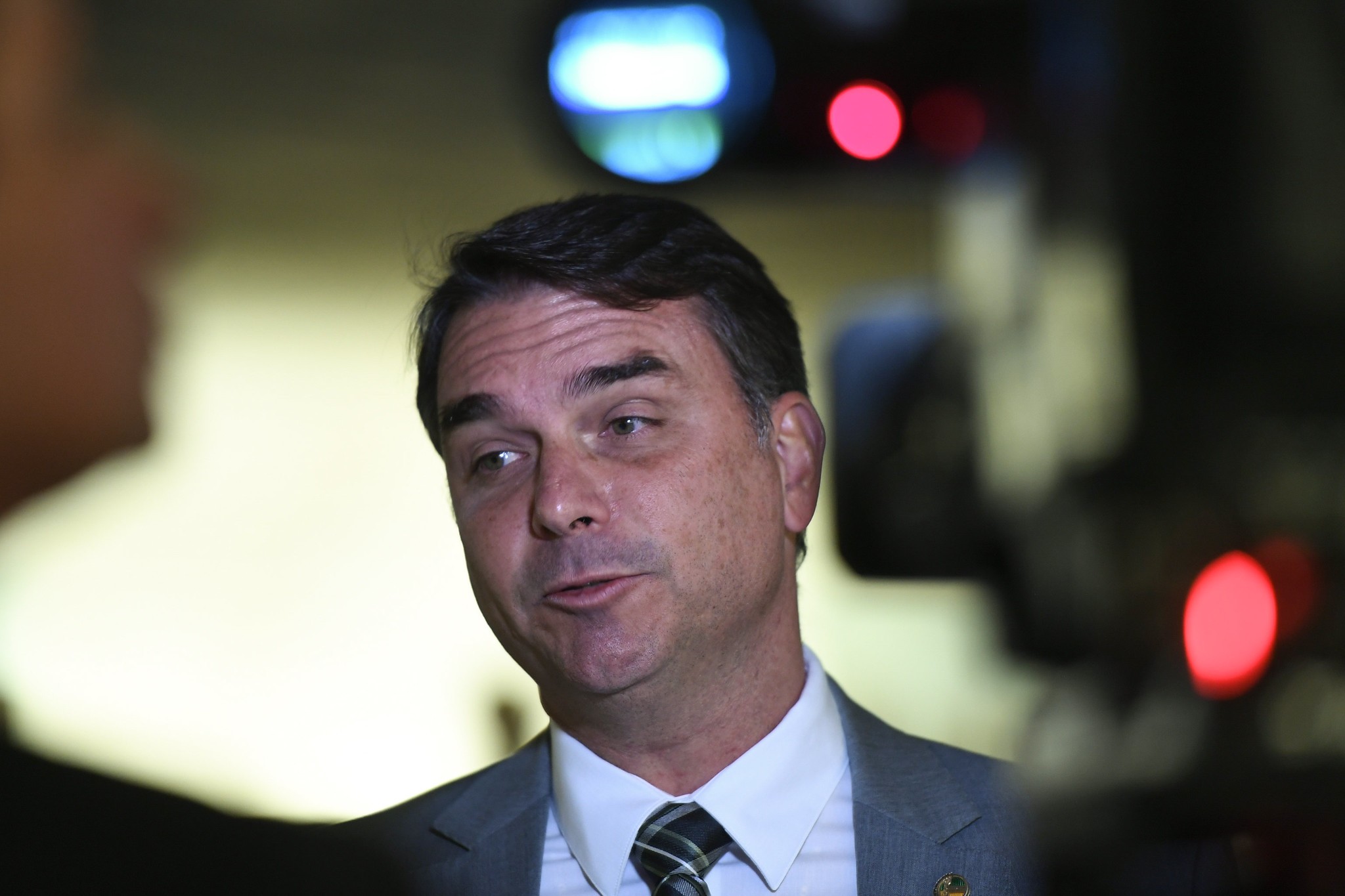 É #FAKE vídeo de Flávio Bolsonaro dizendo que vai criar 'auxílio sacolão de osso'; áudio foi manipulado com IA