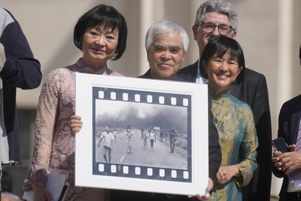 A 'menina do napalm' ao lado de Nick Út — Foto: Gregorio Borgia/AP