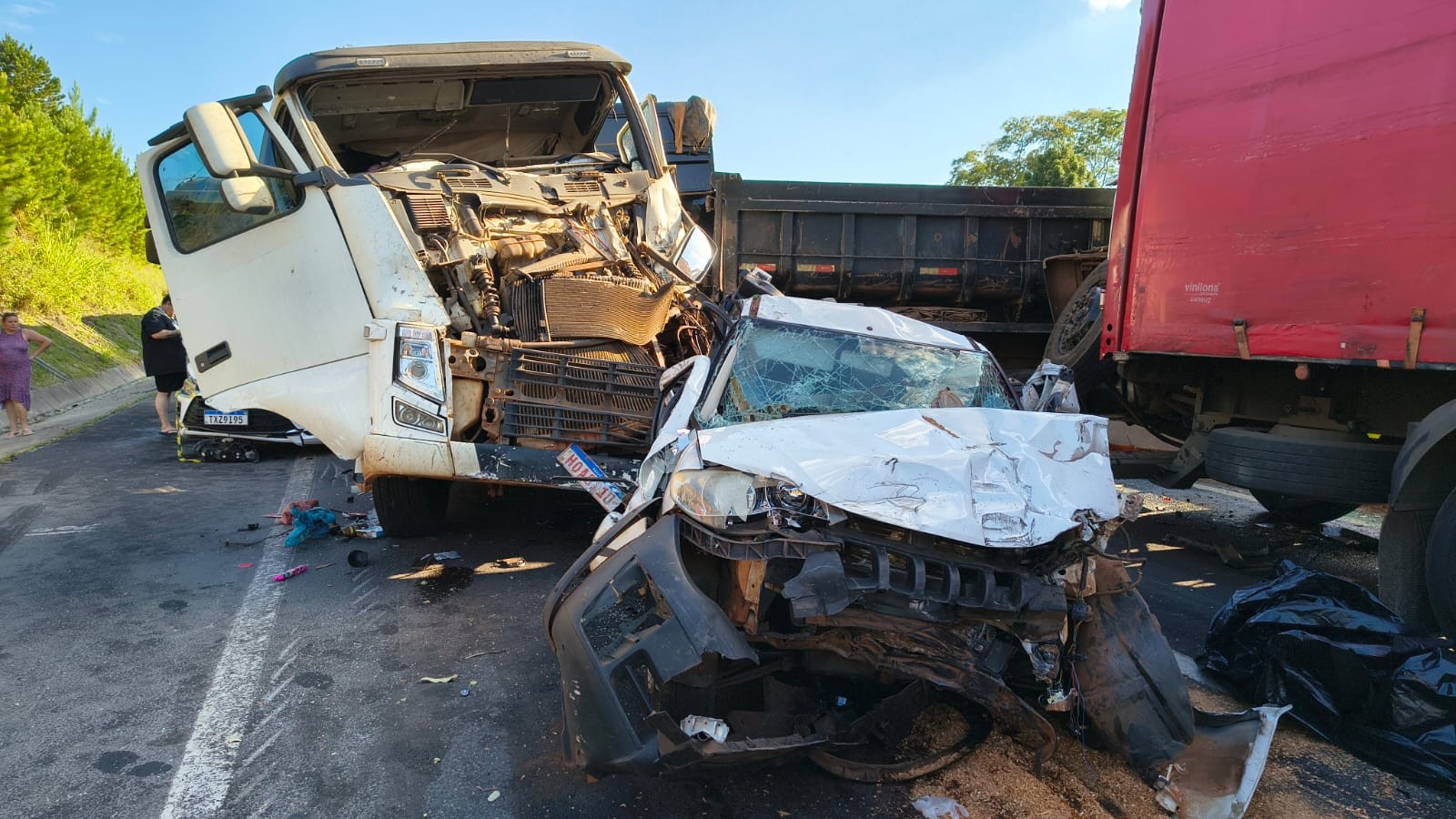 Batida envolvendo dois carros, um caminhão e uma carreta mata uma pessoa e deixa outra ferida, no Paraná