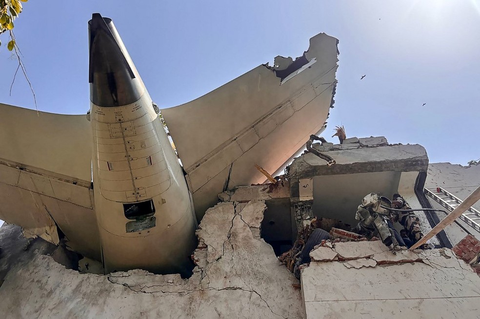 Cauda de avião da Air India que caiu em Ahmedabad, na Índia, encravada em prédio em 12 de junho de 2025. — Foto: CENTRAL INDUSTRIAL SECURITY FORCE/Handout via AFP
