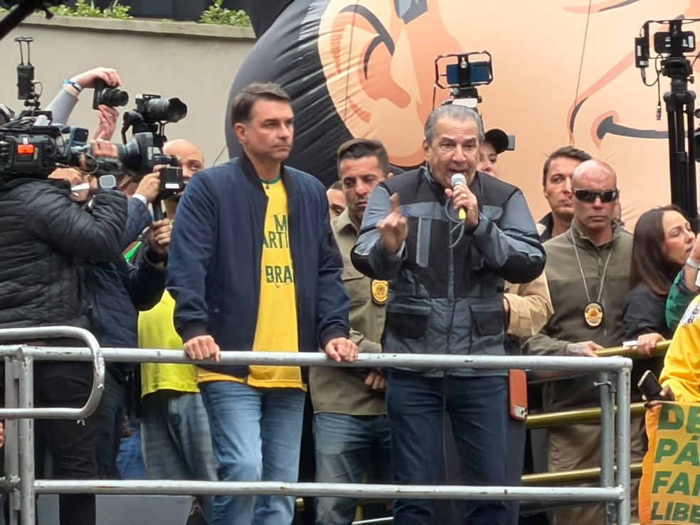 Flávio Bolsonaro (PL) e o pastor Silas Malafaia em ato na Avenida Paulista — Foto: Abraão Cruz/TV Globo