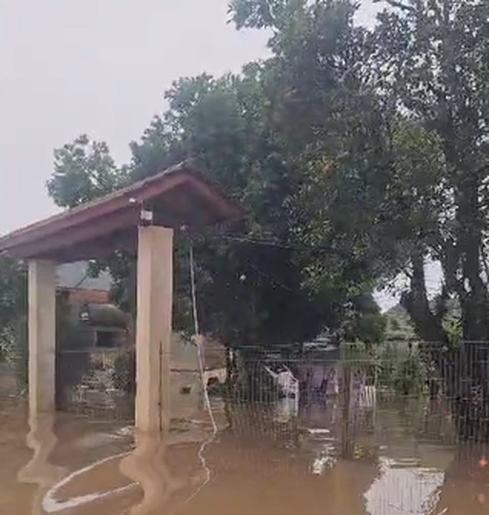 A casa de Fabiano ficou ilhada em Candelária (RS). — Foto: Arquivo pessoal