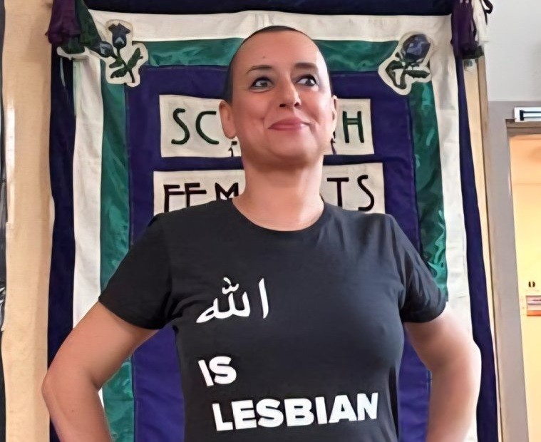 Quem é a ativista feminista condenada à prisão por ofender o Islã ao usar camisa com slogan 'Alá é lésbica'