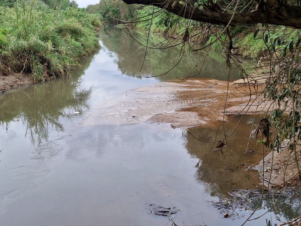 Problema em bomba de esta&ccedil;&atilde;o de tratamento causa vazamento de esgoto no Rio S&atilde;o Domingos em Catanduva (SP) &mdash; Foto: TV TEM /Maria Leticia Randoni