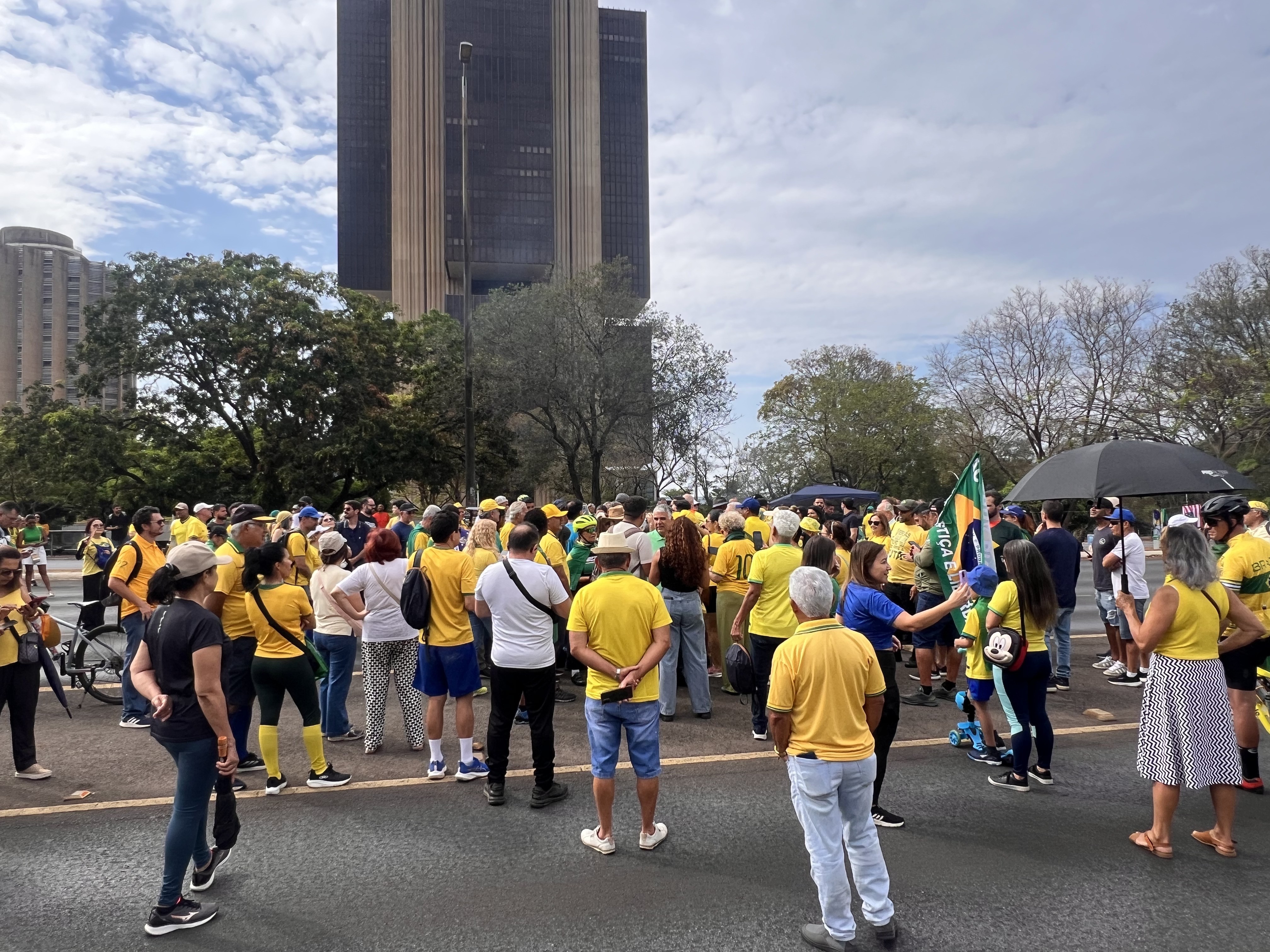 Grupo pede afastamento de Moraes em manifestação em frente ao Banco Central, em Brasília