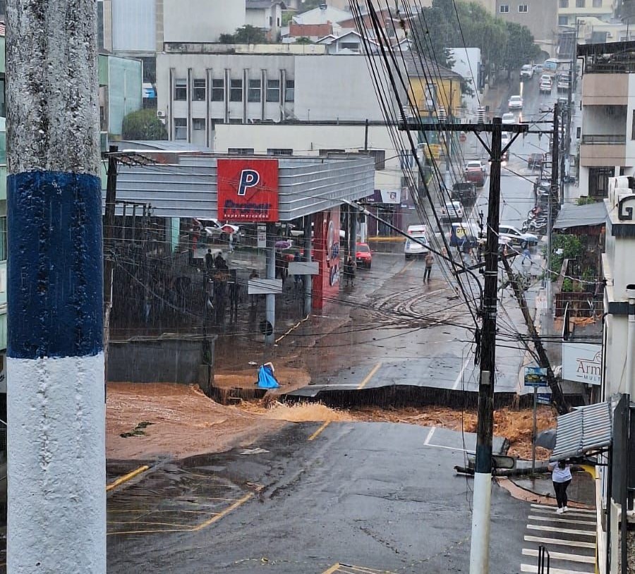 VÍDEO: Casa é 'engolida' por cratera, poste cai e causa curto-circuito durante chuvas em Capinzal 