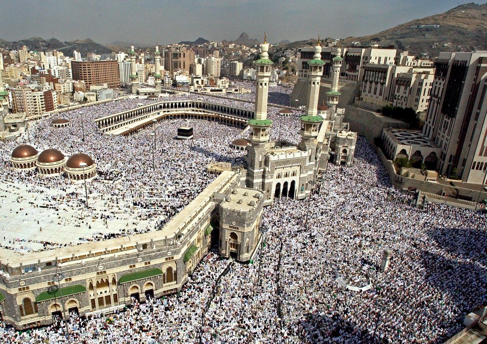 Centenas de milhares de peregrinos realizam orações de sexta-feira na grande mesquita de Meca, Arábia Saudita, sexta-feira, 14 de janeiro de 2005. — Foto: Reprodução AP Photo/Amr Nabil
