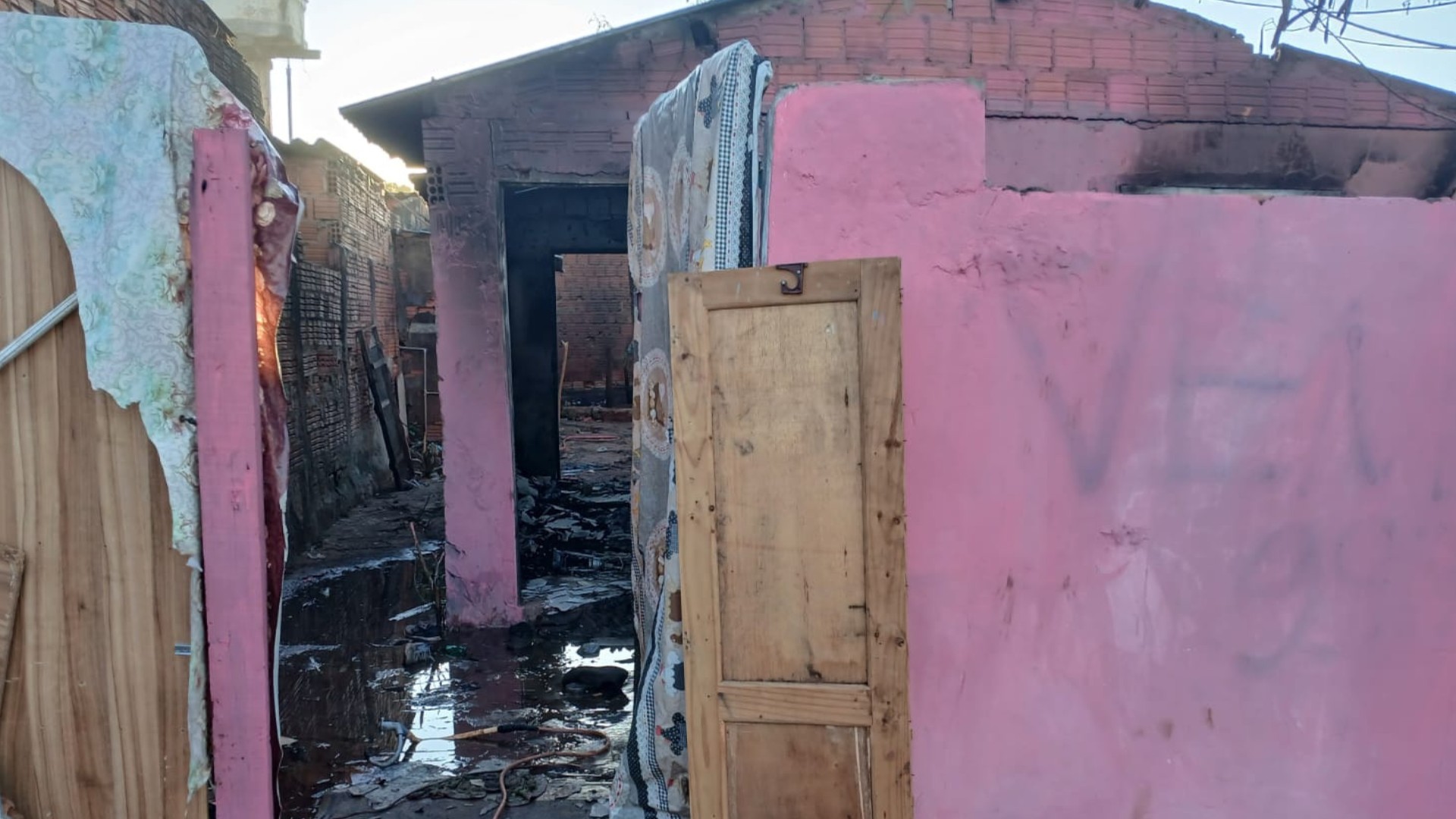 Homem morre em incêndio após casa pegar fogo em Campo Grande