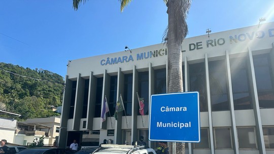Vereador e servidores são denunciados por desvio de R$ 545 mil de Câmara Municipal no ES e vão usar tornozeleira eletrônica - Justiça determinou a prisão preventiva do servidor Leandro José dos Santos Santana. Já o vereador Rodolpho Longue Diir e o funcionário público Daniel da Silva vão ter que usar tornozeleira eletrônica. Caso é investigado na Câmara de Rio Novo do Sul, no Espírito Santo.