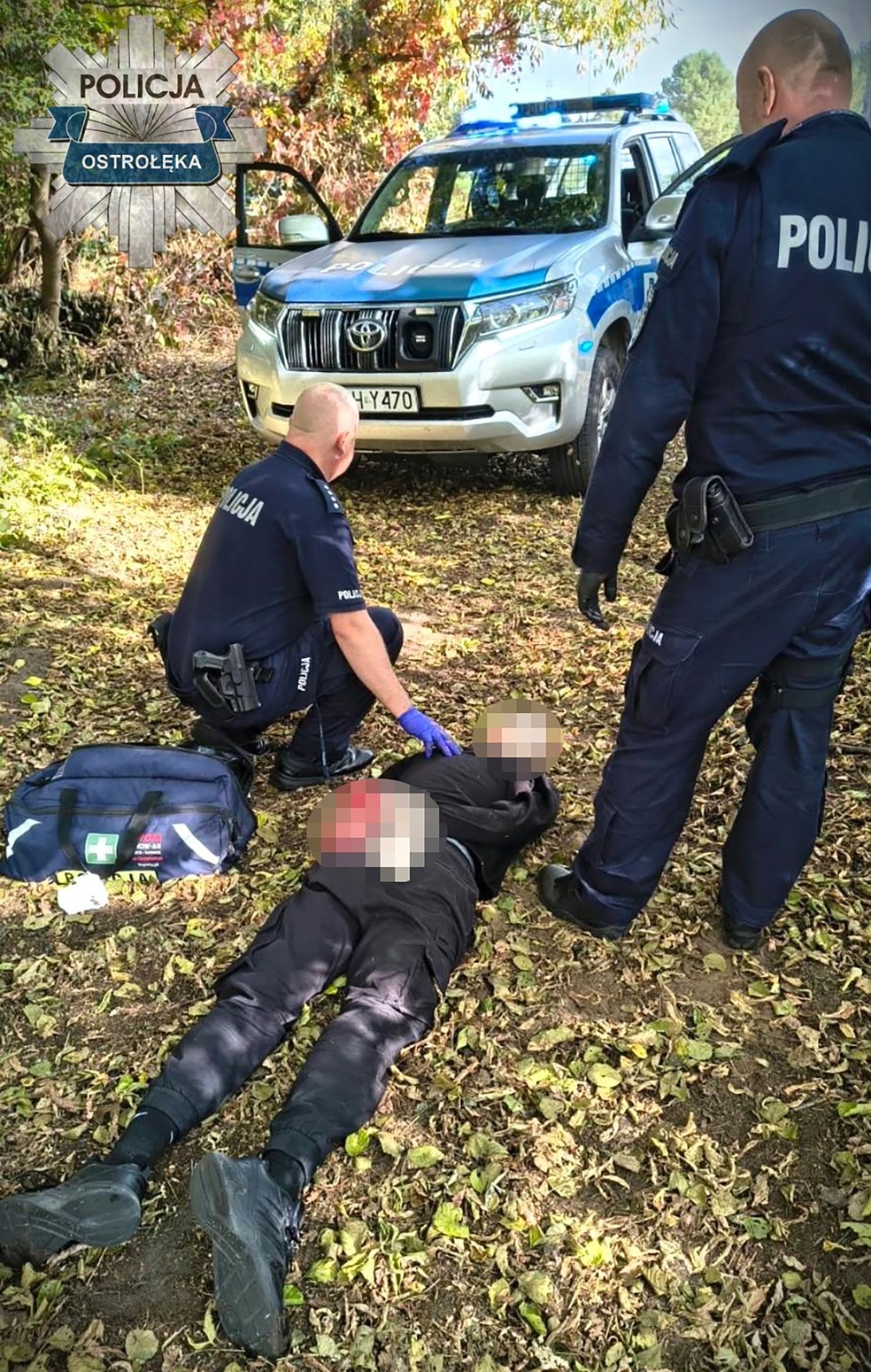 Imagem mostra dois policiais prendendo um suspeito de ataque com faca em uma escola de Ensino M&eacute;dio na cidade de Ostroleka, a cerca de 130 km ao norte de Vars&oacute;via. &mdash; Foto: AFP PHOTO /POLICJA MAZOWSZ