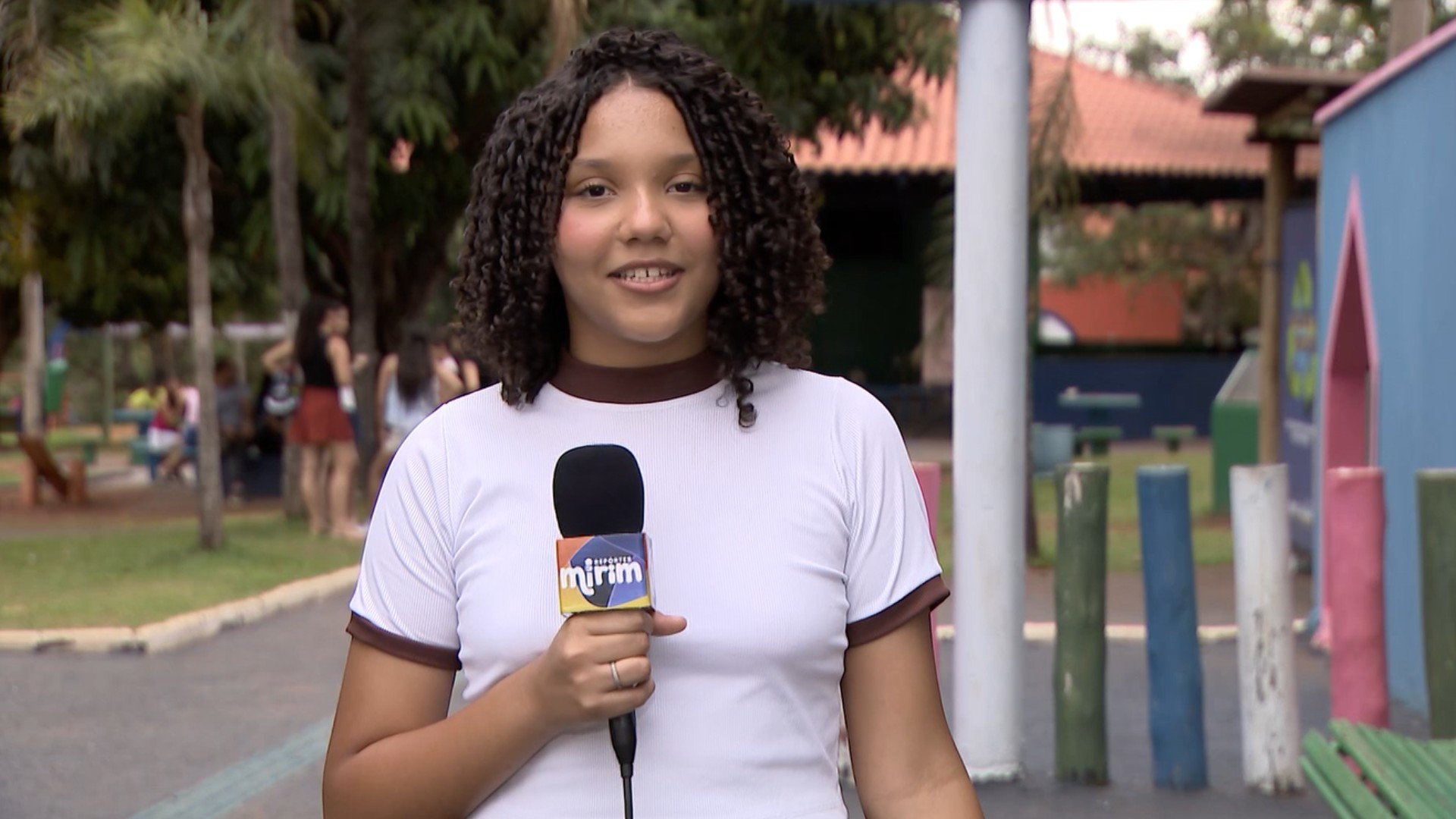 Menina de 11 anos alerta sobre o uso excessivo de telas na infância: ‘Vamos brincar’