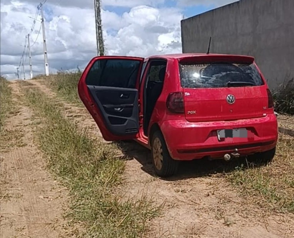 Vítimas foram encontradas dentro de carro alagoas — Foto: Divulgação/PC